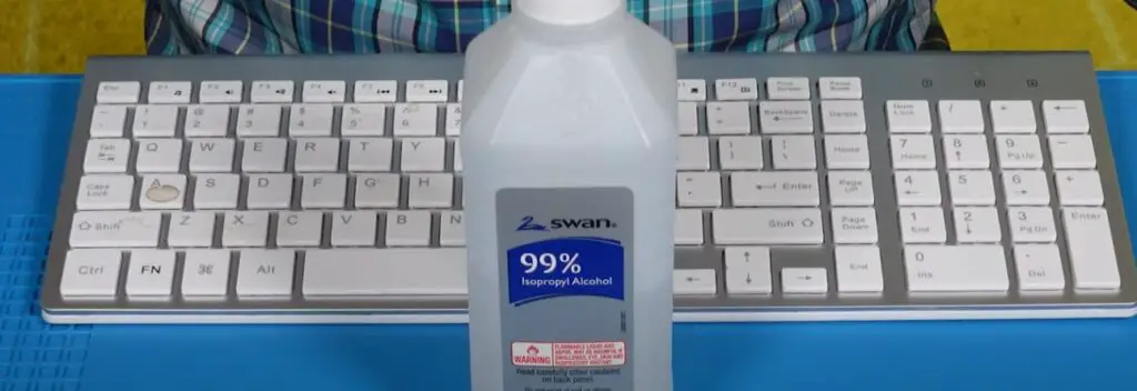 Cleaning solution for keyboard cleaning