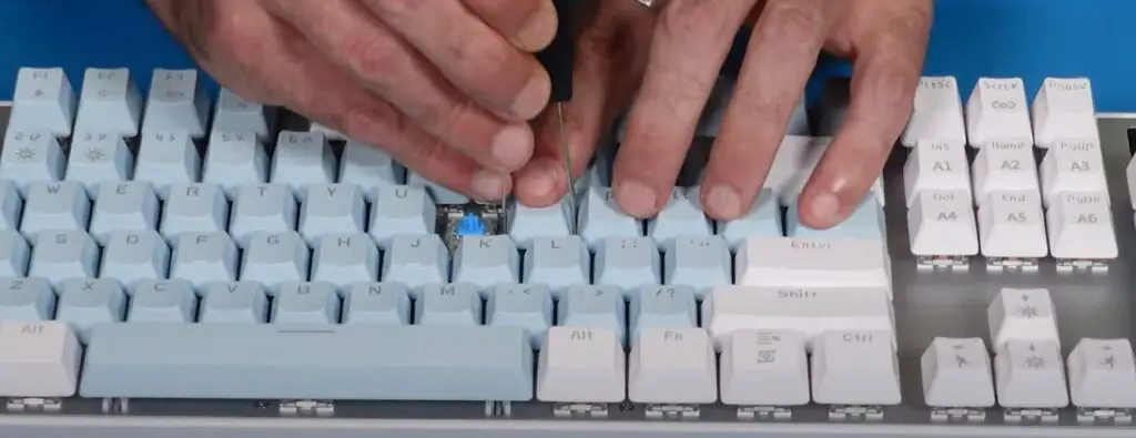 Remove keycaps of mechanical keyboard