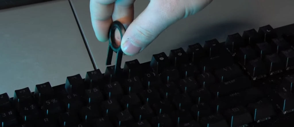 Remove the old keycaps With keycaps Puller